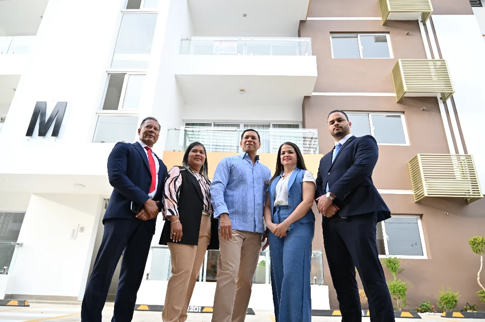 Foto 1 de El Grupo Gabín Fernández entregó  112 apartamentos a 112 familias en San Francisco de Macoris